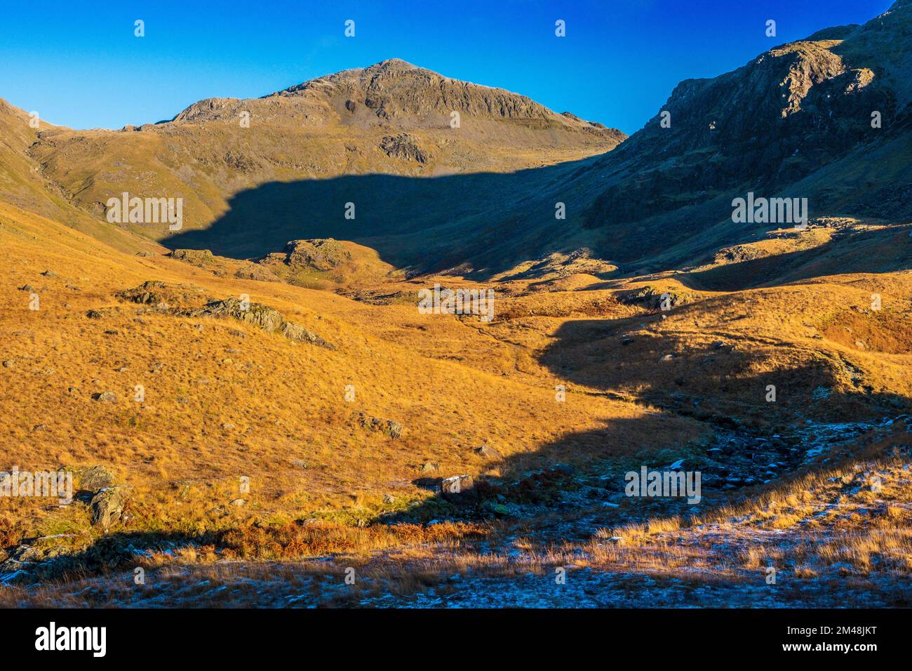 Bowfell aus Eskdale, Lake District National Park, Cumbria, Großbritannien Stockfoto