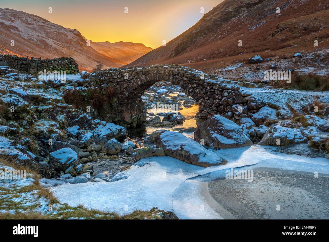 Eskdale und die Packhorse Bridge am Fluss Esk, Winter, Lake District National Park, Cumbria, Großbritannien Stockfoto