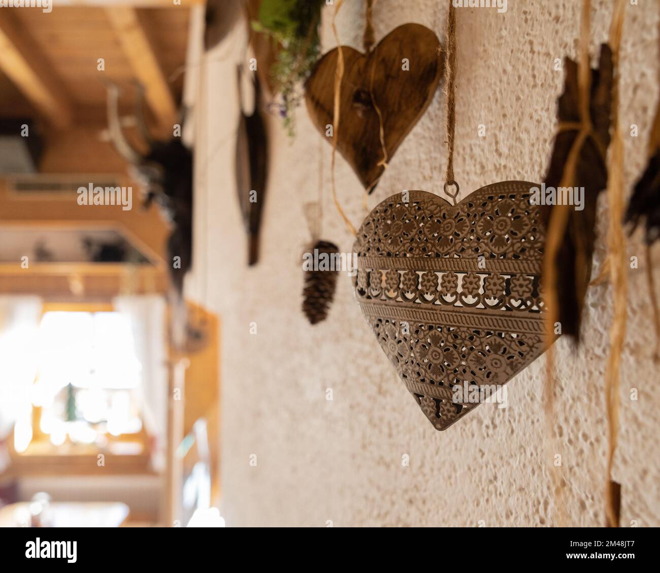 Innendesign-Elemente einer Alpenhütte, einem österreichischen Restaurant Stockfoto