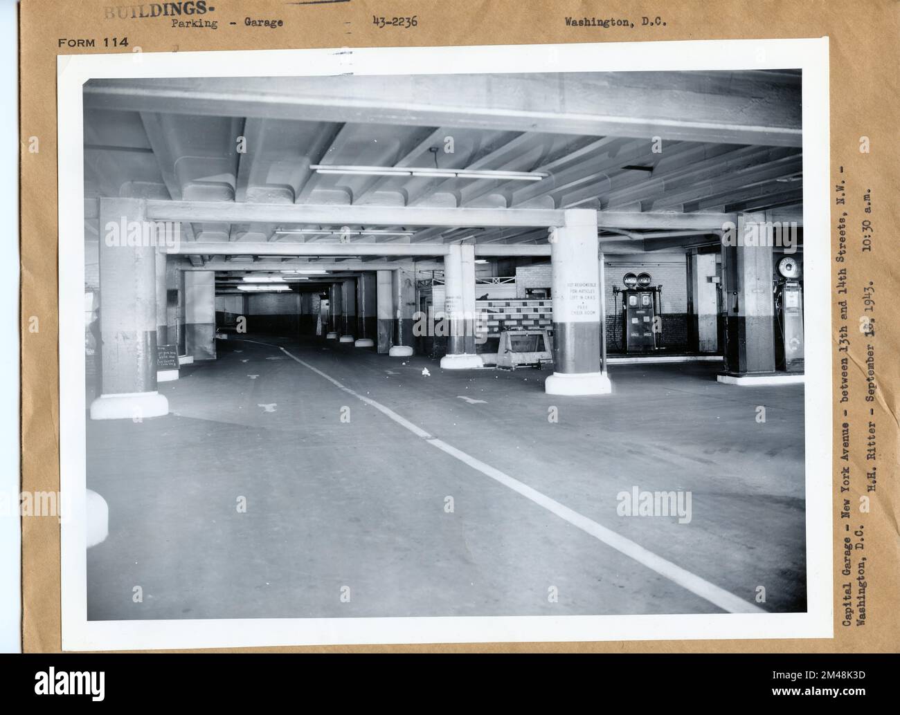 Capital Garage, New York Avenue, zwischen 13.. Und 14.. Straße, NW, Washington, DC. Originaltitel: Capital Garage - New York Avenue - zwischen 13.. Und 14.. Straße, N.W. - Washington, DC H. H. H. Ritter - 18. September 1943. 10:30 Uhr Bundesstaat: Bezirk Columbia. Ort: Washington, D.C. Stockfoto