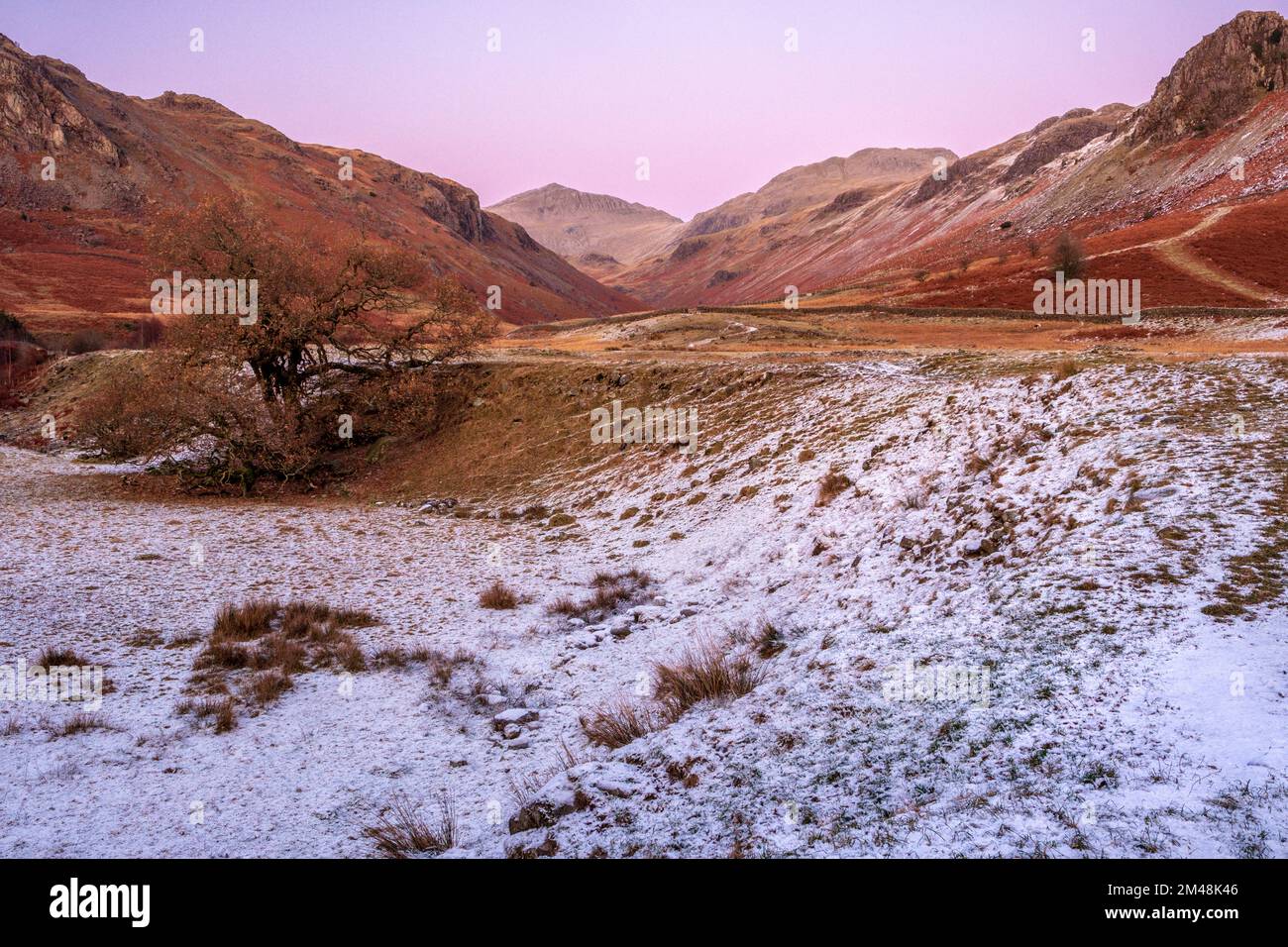 Bowfell aus Eskdale, Lake District National Park, Cumbria, Großbritannien Stockfoto