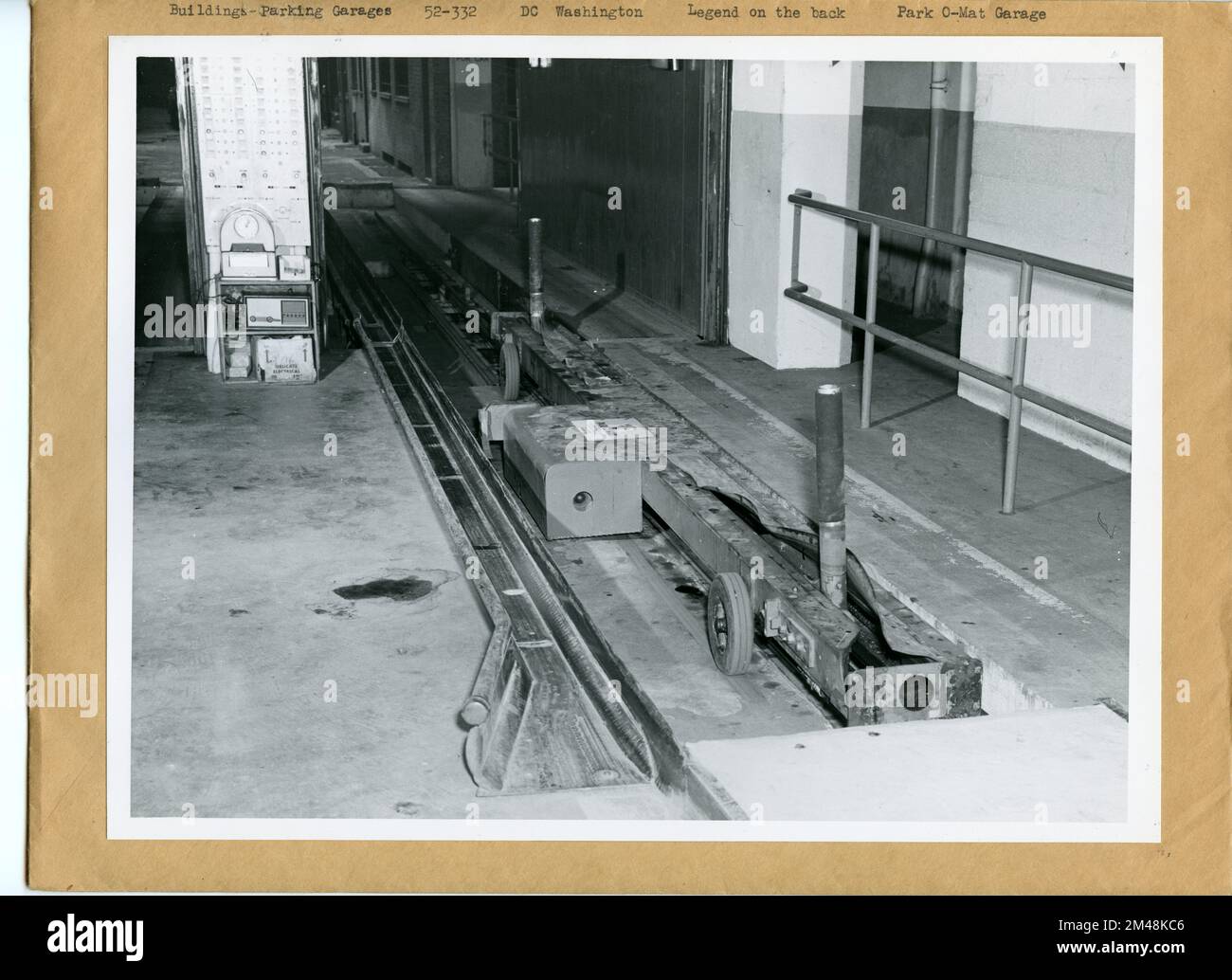 Park O-Mat Garage auf K Street, NW, zwischen 14.. Und 15.. Straße. Originalunterschrift: Park O-Mat Garage in K Street, N.W., zwischen 14.. Und 15.. Straße. Erstes automatisches Parkhaus in Washington, D.C. (und bis zu diesem Datum nur eines, 2. April 1952). Autos werden vollständig mechanisch geparkt und an die Fahrer zurückgegeben. Siehe: 52-329 bis 52-336. Foto von C. H. Ritter und T. W. Kines. Bundesstaat: Bezirk Columbia. Ort: Washington, D.C. Stockfoto