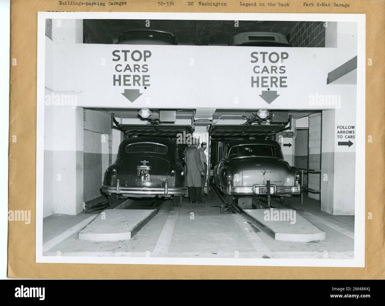 Park O-Mat Garage auf K Street, NW, zwischen 14.. Und 15.. Straße. Originalunterschrift: Park O-Mat Garage in K Street, N.W., zwischen 14.. Und 15.. Straße. Erstes automatisches Parkhaus in Washington, D.C. (und bis zu diesem Datum nur eines, 2. April 1952). Autos werden vollständig mechanisch geparkt und an die Fahrer zurückgegeben. Siehe: 52-329 bis 52-336. Foto von C. H. Ritter und T. W. Kines. Bundesstaat: Bezirk Columbia. Ort: Washington, D.C. Stockfoto