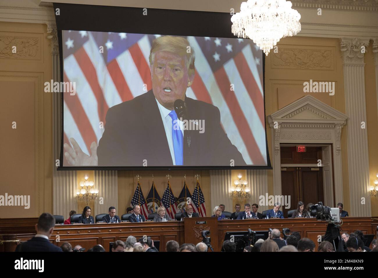 Washington, Usa. 19.. Dezember 2022. Das House Select Committee untersucht den Anschlag vom 6. Januar auf die USA Capitol zeigt ein Video des ehemaligen Präsidenten Donald Trump, während es seine letzte öffentliche Anhörung abhält, um die Ergebnisse einer 18-monatigen Untersuchung auf Capitol Hill in Washington, DC, am Montag, den 19. Dezember 2022 zu diskutieren. Foto: Ken Cedeno/UPI Credit: UPI/Alamy Live News Stockfoto