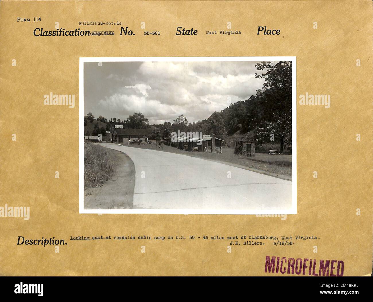 Blick nach Osten auf Roadside Cabin Camp. Originalunterschrift: Blick nach Osten auf das Hüttenlager am Straßenrand auf der US 50 - 46 Meilen westlich von Clarksburg, West Virginia. J. K. Hillers. Bundesstaat: West Virginia. Stockfoto