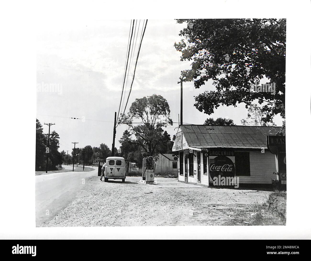 Tankstelle mit unzureichendem Parkplatz. Originalüberschrift: Tankstelle mit unzureichendem Parkplatz, nach Norden, etwa 3 Meilen südlich von Richmond Virginia, an den Routen US 1 und 301. Wird in der Woche vom 12. Januar 1953 bei der Highway Research Board Meeting in Washington D.C. verwendet. Bundesstaat Virginia. Stockfoto