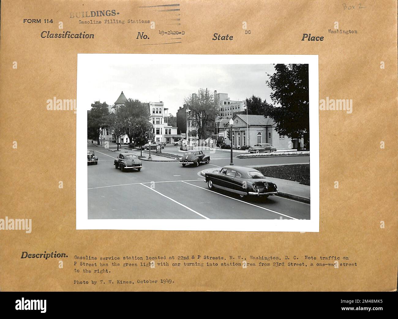 Tankstelle an der 22. & P Street, NW , Washington, DC. Originalüberschrift: Tankstelle an der 22. & P Street, N. W., Washington D. C. Hinweis: Der Verkehr auf der P Street hat die grüne Ampel, wobei das Auto von der 23. Street in den Bahnhofsbereich abbiegt, eine Einbahnstraße auf der rechten Seite. Foto: T. W. Kines, Oktober 1949. Bundesstaat Washington, D.C. Stockfoto