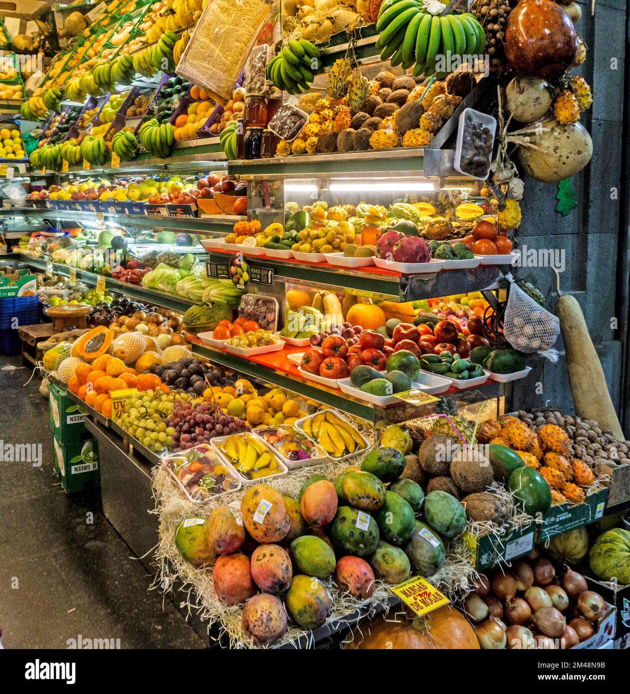 Eine sehr farbenfrohe Ausstellung mit einer großen Auswahl an Obst auf dem Markt in der Altstadt von Palmas auf Gran Canaria. Stockfoto