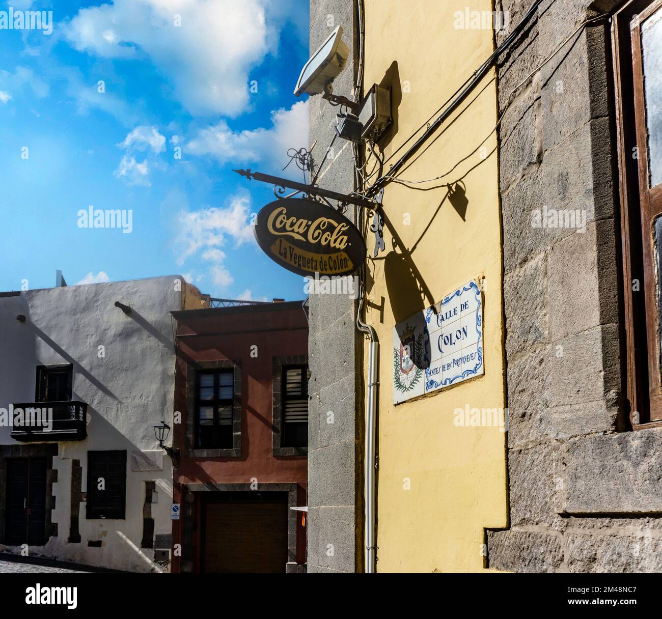 Ein Coca-Cola-Schild vor dem Restaurant La Vegueta de Colon in der Altstadt von Palmas, Gran Canaria. Stockfoto