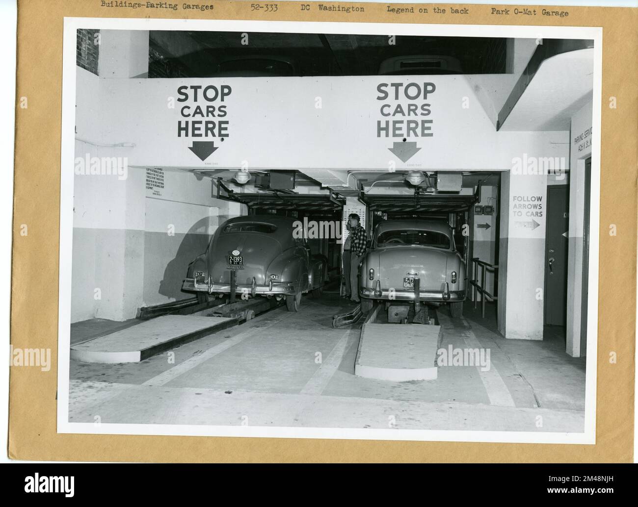 Park O-Mat Garage auf K Street, NW, zwischen 14.. Und 15.. Straße. Originalunterschrift: Park O-Mat Garage in K Street, N.W., zwischen 14.. Und 15.. Straße. Erstes automatisches Parkhaus in Washington, D.C. (und bis zu diesem Datum nur eines, 2. April 1952). Autos werden vollständig mechanisch geparkt und an die Fahrer zurückgegeben. Siehe: 52-329 bis 52-336. Foto von C. H. Ritter und T. W. Kines. Bundesstaat: Bezirk Columbia. Ort: Washington, D.C. Stockfoto