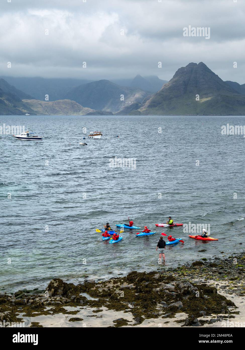 Schulkinder, die Kajakunterricht nehmen Elgol, Isle of Skye, Schottland, Großbritannien Stockfoto
