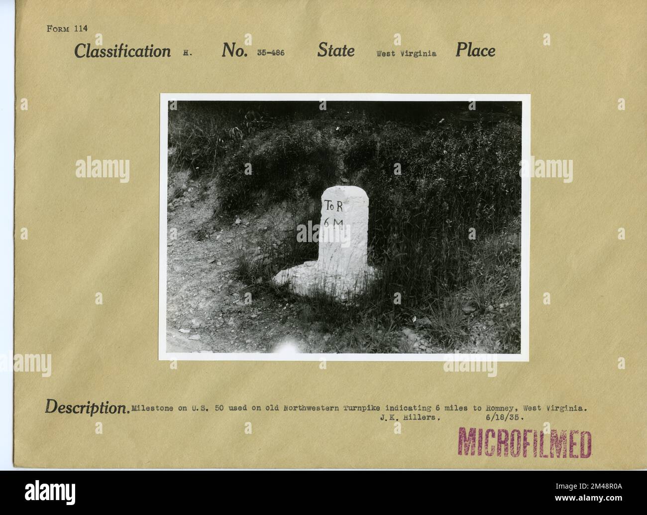 Meilenstein auf der U.S. 50, 23 km westlich von Clarksburg, West Virginia. Originalüberschrift: Meilenstein auf der US 50 - 23 Meilen westlich von Clarksburg, West Virginia. Auf dem alten Northwestern Turnpike, um 6 Meilen bis Romney zu markieren. J. K. Hillers 6/18/35 Staat: West Virginia. Stockfoto