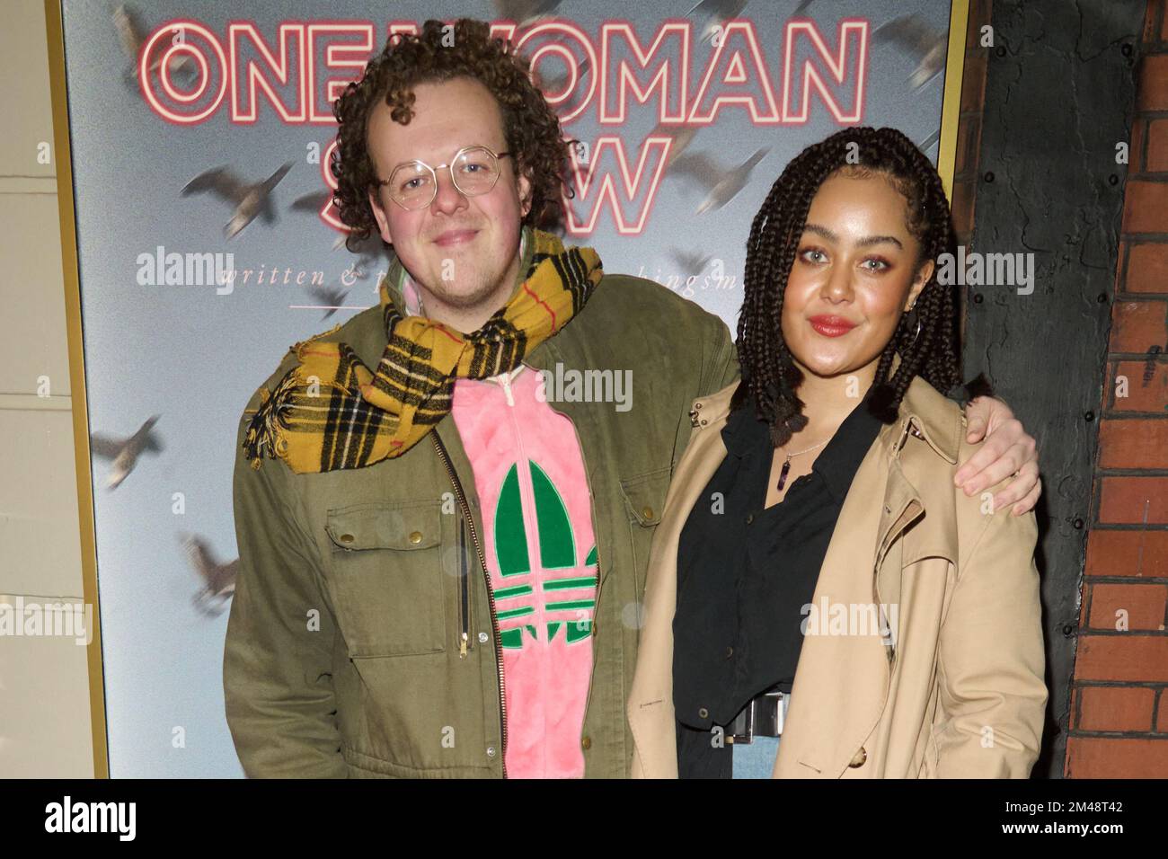 London, Vereinigtes Königreich 19. Dezember, 2022 . Jack Rooke (L) und Izuka Hoyle wurden bei der Liz Kingsman's One Woman Show im Ambassadors Theatre fotografiert. Kredit: Alan D West/Alamy Live News Stockfoto