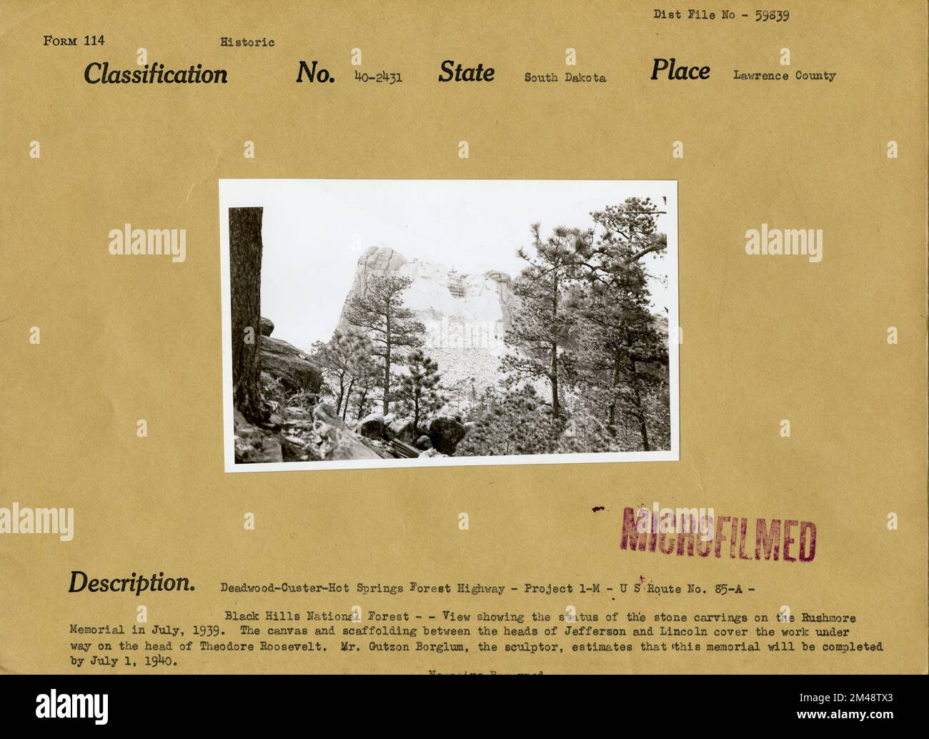 Deadwood-Custer-Hot Springs Forest Highway. Originalüberschrift: Deadwood-Custer-Hot Springs Forest Highway - Project 1-M - US Route No. 85 - A Black Hills National Forest - Blick auf den Status der Steinschnitzereien am Rushmore Memorial im Juli 1939. Die Leinwand und das Gerüst zwischen den Köpfen von Jefferson und Lincoln decken die laufenden Arbeiten an Theodore Roosevelt ab. Herr Gutzon Borglum, der Bildhauer, schätzt, dass diese Gedenkstätte bis zum 1. Juli 1940 fertiggestellt sein wird. Bundesstaat: South Dakota Place: Lawrence County. Stockfoto