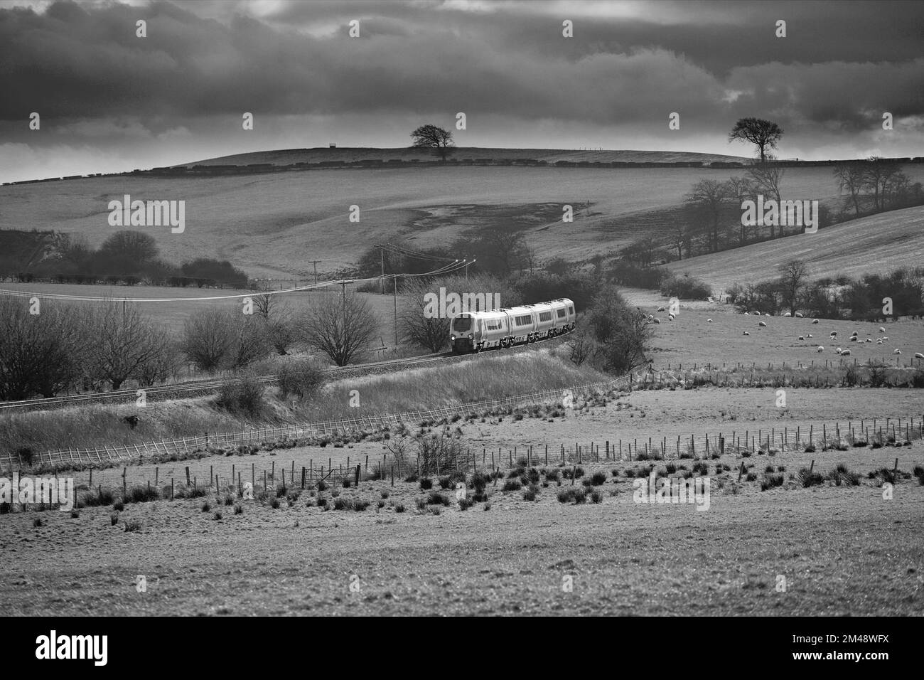 Virgin-Züge Klasse 221 voyager-Züge passieren Mossgiel, im ländlichen südlichen Schottland mit einem umgelenkten anglo-schottischen Zug Stockfoto