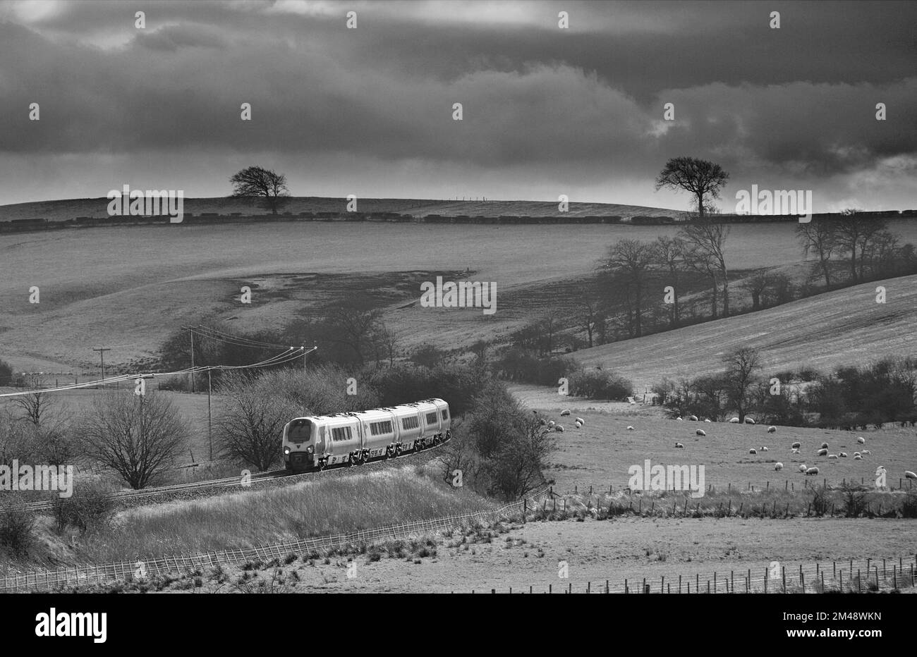 Virgin-Züge Klasse 221 voyager-Züge passieren Mossgiel, im ländlichen südlichen Schottland mit einem umgelenkten anglo-schottischen Zug Stockfoto