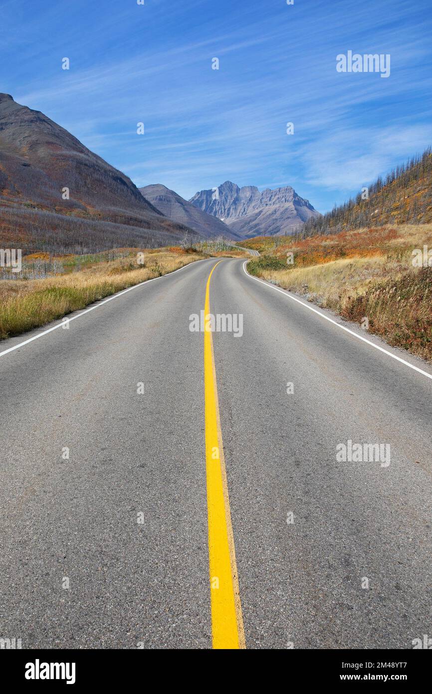 Leerer Highway, der in die kanadischen Rocky Mountains führt. Waterton Lakes National Park, Alberta, Kanada Stockfoto