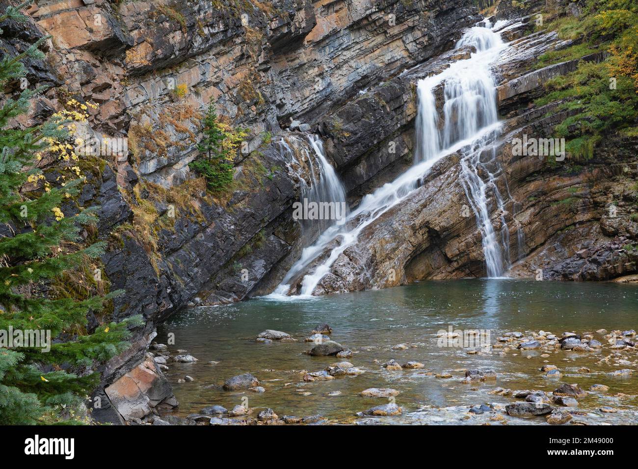 Cameron Falls, ein Wasserfall in den Rocky Mountains, der über uralte Dolomit- und Kalksteinfelsen fließt, Waterton Lakes National Park, Alberta, Kanada Stockfoto