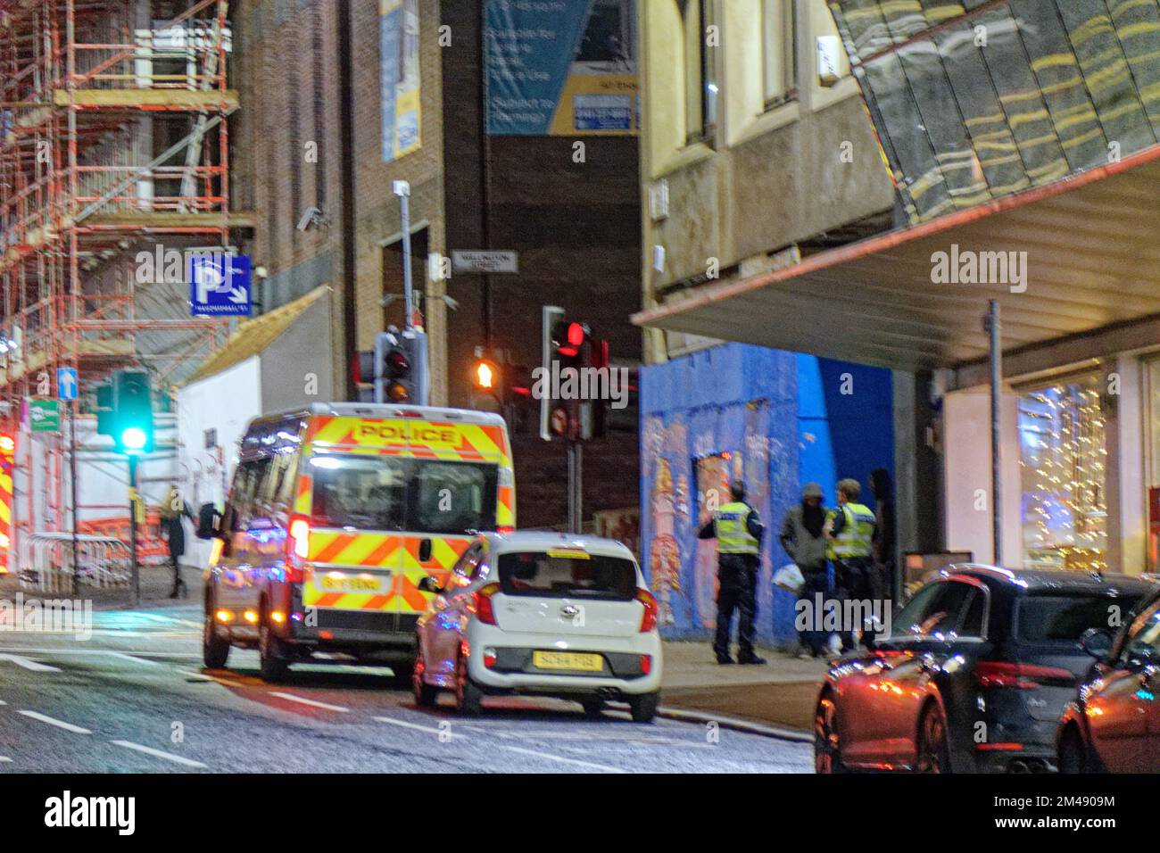 Es wurde bestätigt, dass ein Auto in Glasgow, Schottland, Großbritannien, brennt. 19.. Dezember 2022. Polizei und Feuer in der Bath Street, um ein Feuer in der Nähe des parkplatzes q zu beobachten, wo bestätigt wurde, dass ein Auto brennt. Credit Gerard Ferry/Alamy Live News Stockfoto