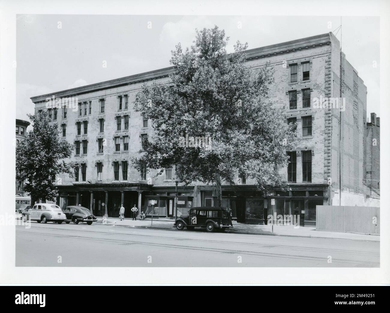 National Hotel an der nordöstlichen Ecke der 6. und Pennsylvania Avenue, N.W. Originalunterschrift: National Hotel an der nordöstlichen Ecke der 6. und Pennsylvania Avenue, N.W. 1826 eröffnet und in diesem Jahr abgerissen. Henry Clay starb hier am 29. Juni 1852 - John C. Calhoun - Stpehen A. Douglas - Sam Houston und General Winfield Scott machten ihre Häuser hier. Fotografiert von Roy Sha - 20. Juni 1942. Bundesstaat: District of Columbia Place: Washington. Stockfoto