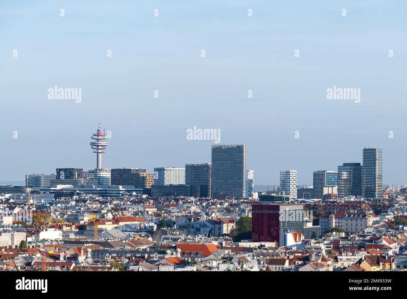 Skyline von Wien (Österreich) einschließlich Funkturm Wien-Arsenal und Symbol Wien, Stadtviertel Belvedere Stockfoto