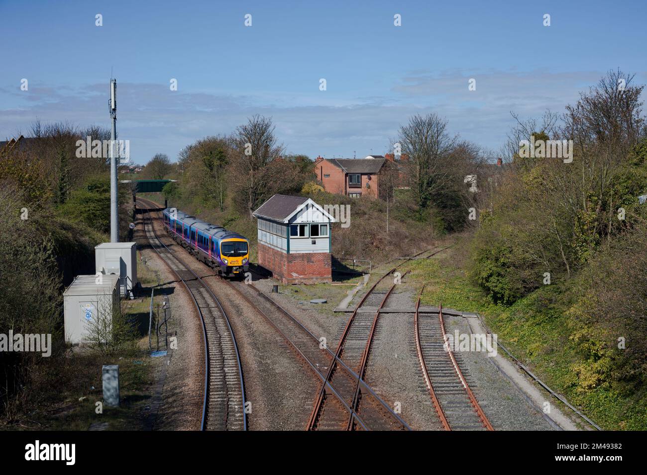 TransPennine Express Klasse 185, vorbei an der Poulton Le Fylde Signalbox auf der Fylde-Linie, mit dem außer Betrieb befindlichen Zweig Burn Naze auf der rechten Seite Stockfoto