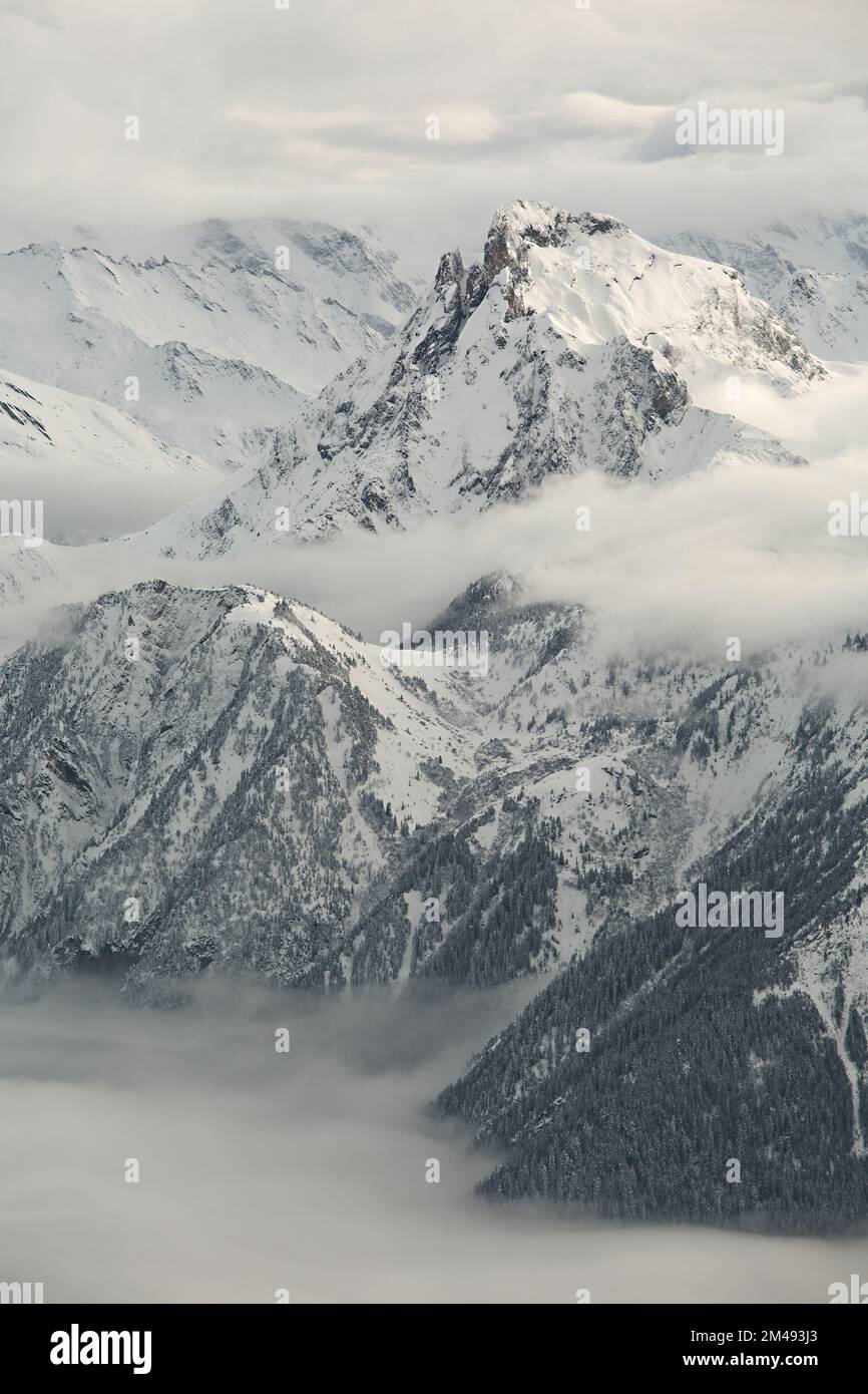 Hohe Berge in Wolken Stockfoto