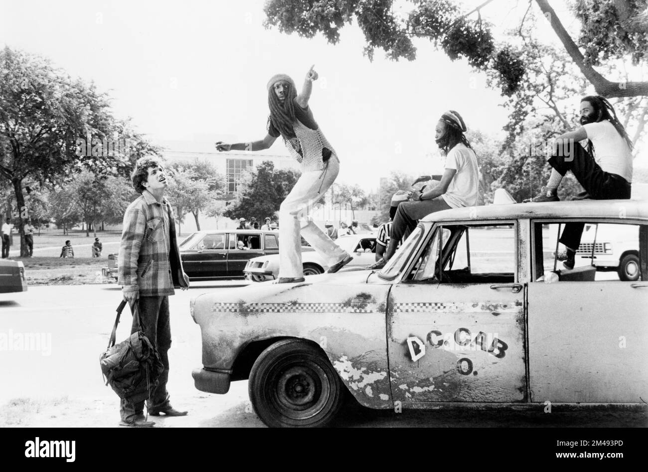 Adam Baldwin (links), DeWayne Jessie (im Taxi), am Drehort des Films, D.C. Cab', RKO Pictures, Universal Pictures, 1983 Stockfoto