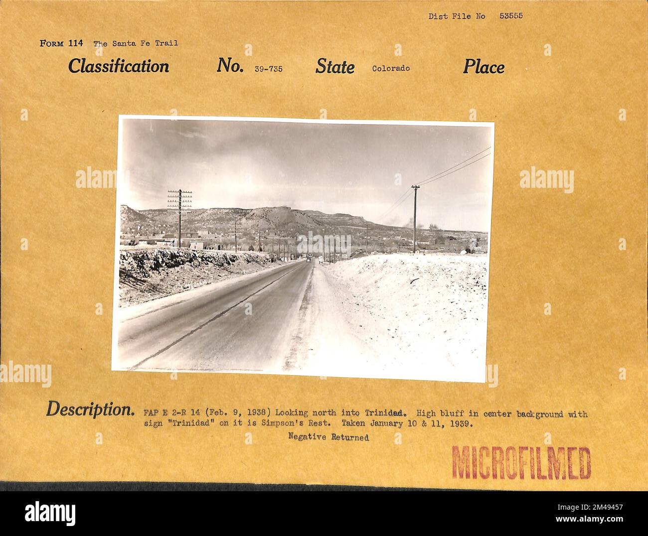 FAP E 2-R 14, Richtung Norden nach Trinidad. Originalüberschrift: FAP E 2-R 14 (9. Februar 1938) mit Blick nach Norden nach Trinidad. Hoher Felsvorsprung im Hintergrund mit dem Schild „Trinidad“ ist Simpsons Rest. Aufgenommen Am 10. Und 11. Januar 1939. Bundesstaat Colorado. Stockfoto
