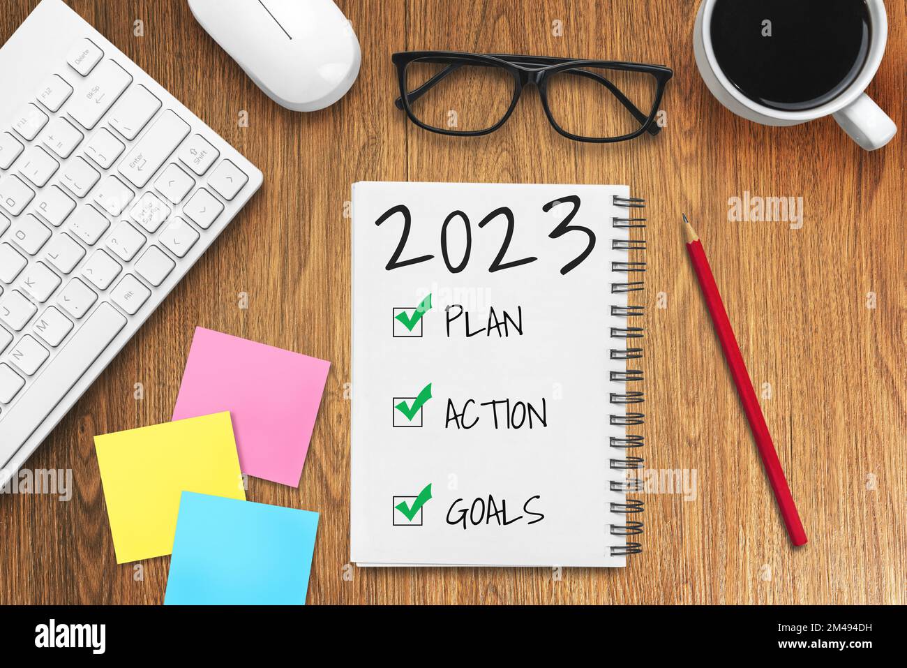 2023 Happy New Year Resolution Goal List and Plans Setting - Business Office Desk mit Notebook geschrieben über Plan Liste der Ziele für das neue Jahr und Stockfoto