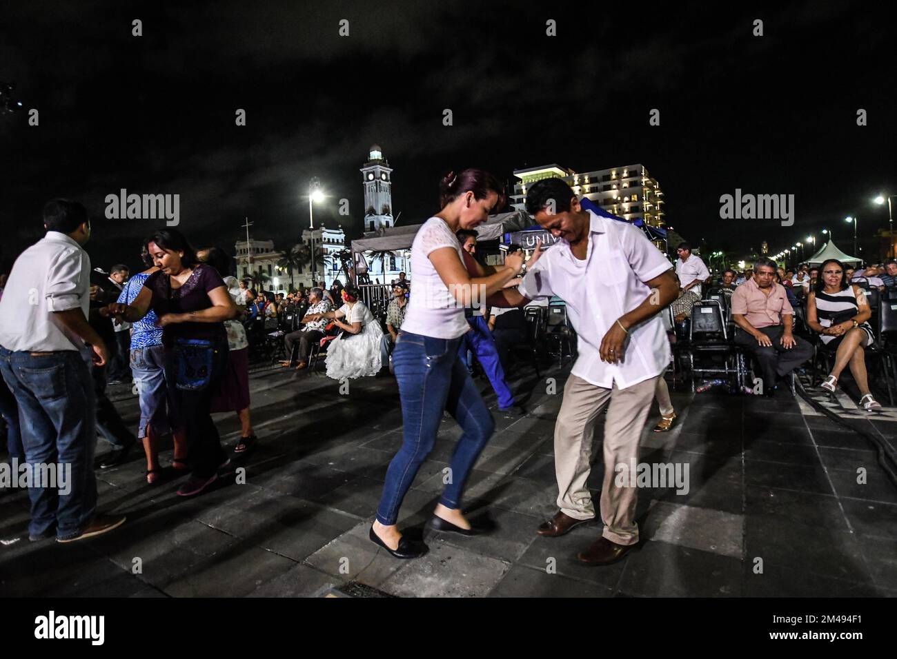 Das mexikanische Volk tanzt nachts im Veracruz Malecon, Mexiko. Stockfoto