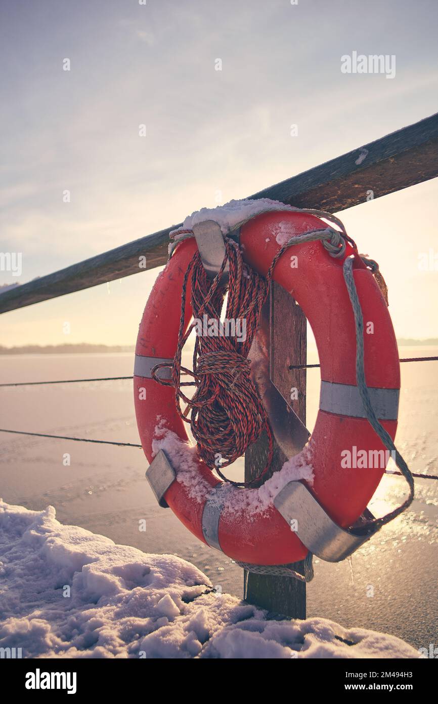 Rettungsgürtel am See. Hochwertiges Foto Stockfoto