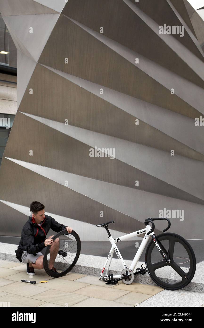Ein Radschaden, ein Mann repariert ein Fahrrad Stockfoto