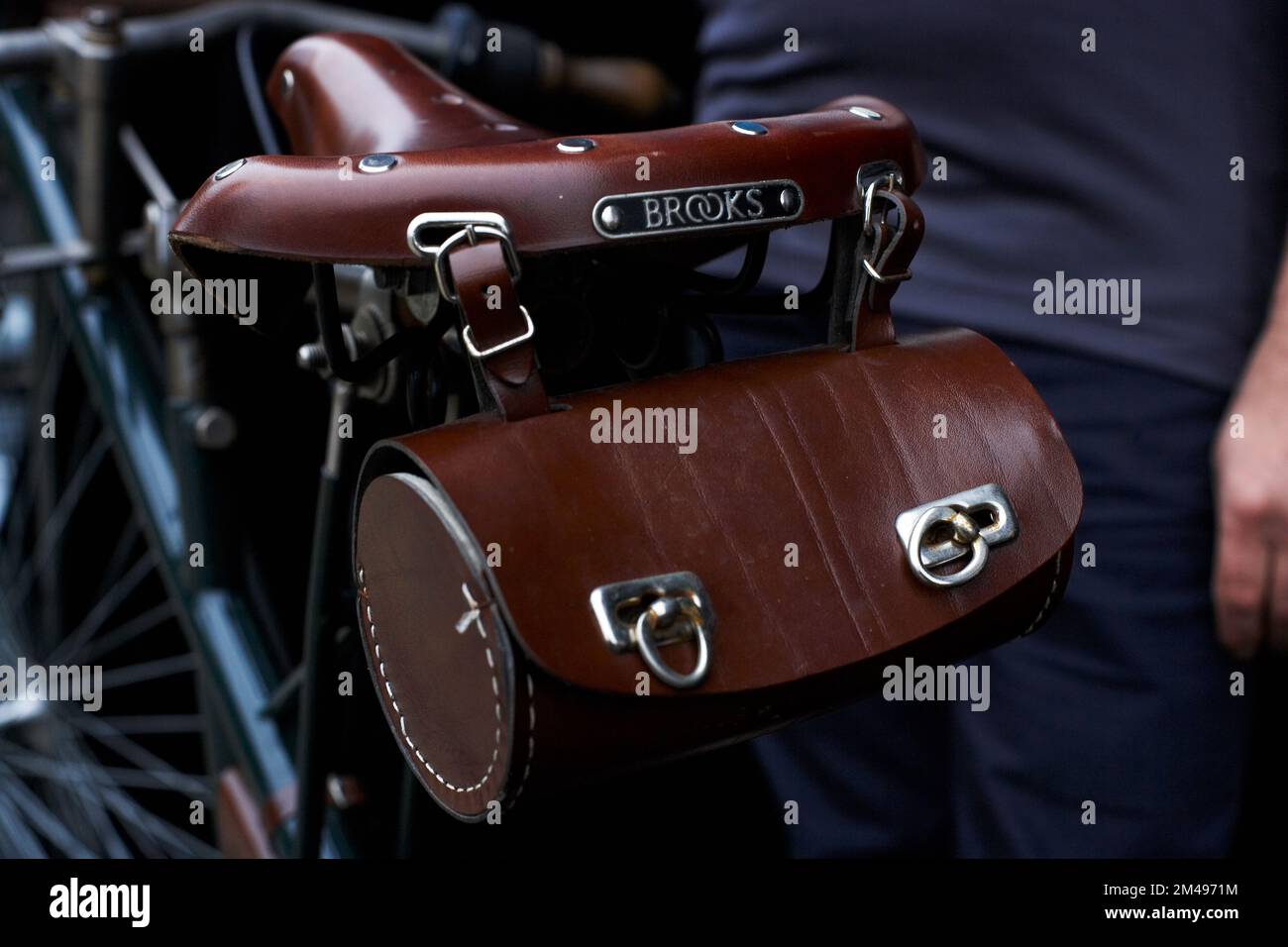 Nahaufnahme eines alten Fahrrads mit Ledertasche für Werkzeuge Stockfoto
