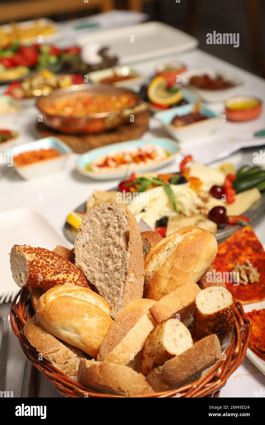 Traditionelles türkisches Frühstück mit traditionellem türkischem Tee auf einem Marmortisch Stockfoto