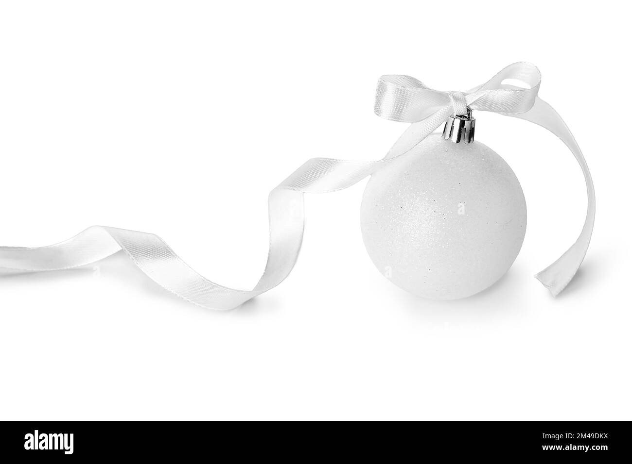 Weihnachtsball mit Schleife auf weißem Hintergrund Stockfoto