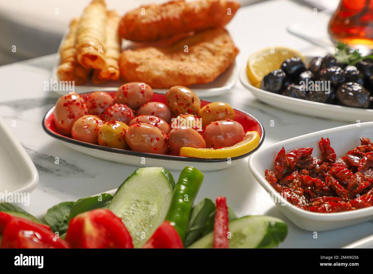 Traditionelles türkisches Frühstück mit traditionellem türkischem Tee auf einem Marmortisch Stockfoto