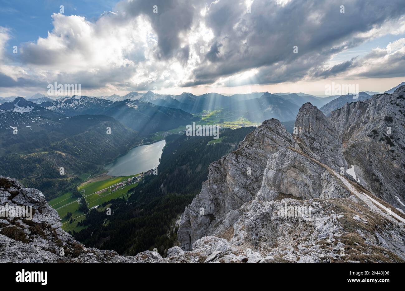 Kamm zwischen Rote Flueh und Schartschrofen, Blick auf Felskamm mit Gilmenkopf und Halderer See, Tannheimer Berge, Allgaeu, Bayern, Deutschland Stockfoto