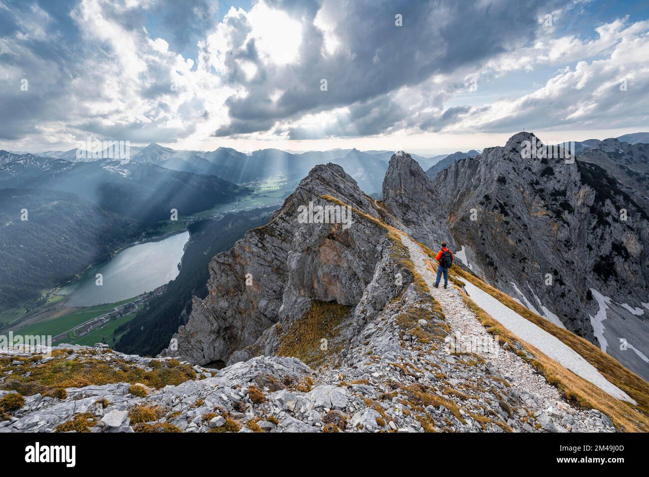 Bergsteiger auf dem Gebirgskamm zwischen Rote Flueh und Schartschrofen, Blick auf den felsigen Gebirgskamm mit Gilmenkopf und Schartschrofen, Halderer im Stockfoto