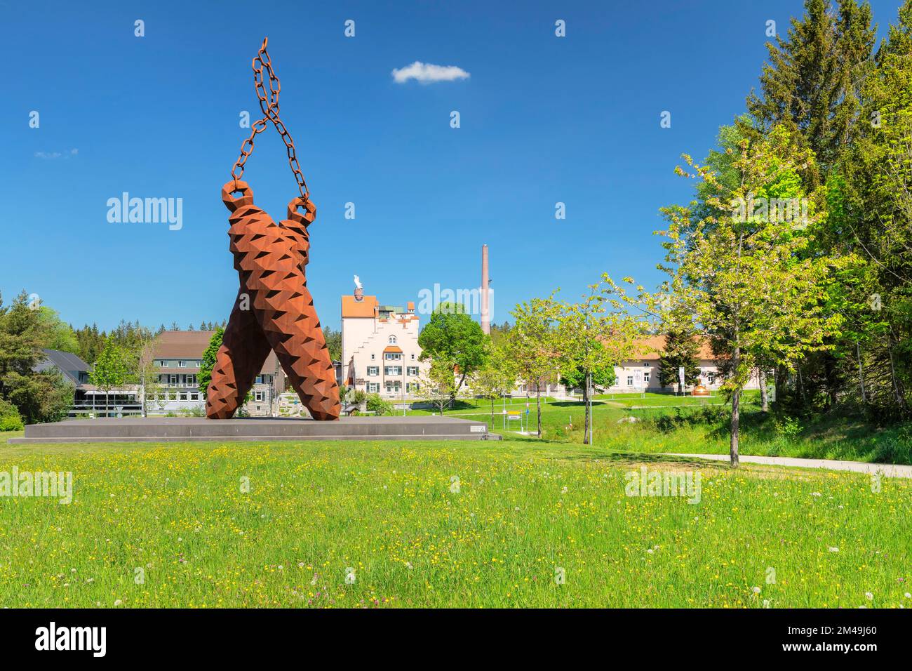 Tannenzapfen-Skulptur, Künstler Stefan Strumbel, Rothaus-Brauerei, Grafenhausen, Schwarzwald, Baden-Württemberg, Deutschland, Schwarzwald, Grafenhausen Stockfoto