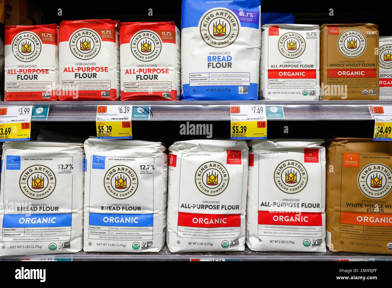 King Arthur Baking Company Bio-Mehl auf einem Regal im Supermarkt. Stockfoto