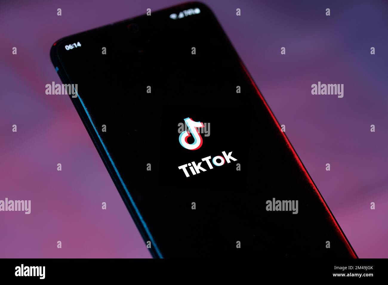 Das TikTok-Logo auf einem Smartphone. TikTok ist ein Kurzform-Video-Social-Media-Unternehmen von Bytedance. Stockfoto
