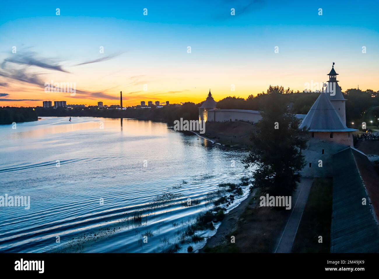 Nachts wird der Kreml in Pskov, Russland, zum UNESCO-Weltkulturerbe erklärt Stockfoto