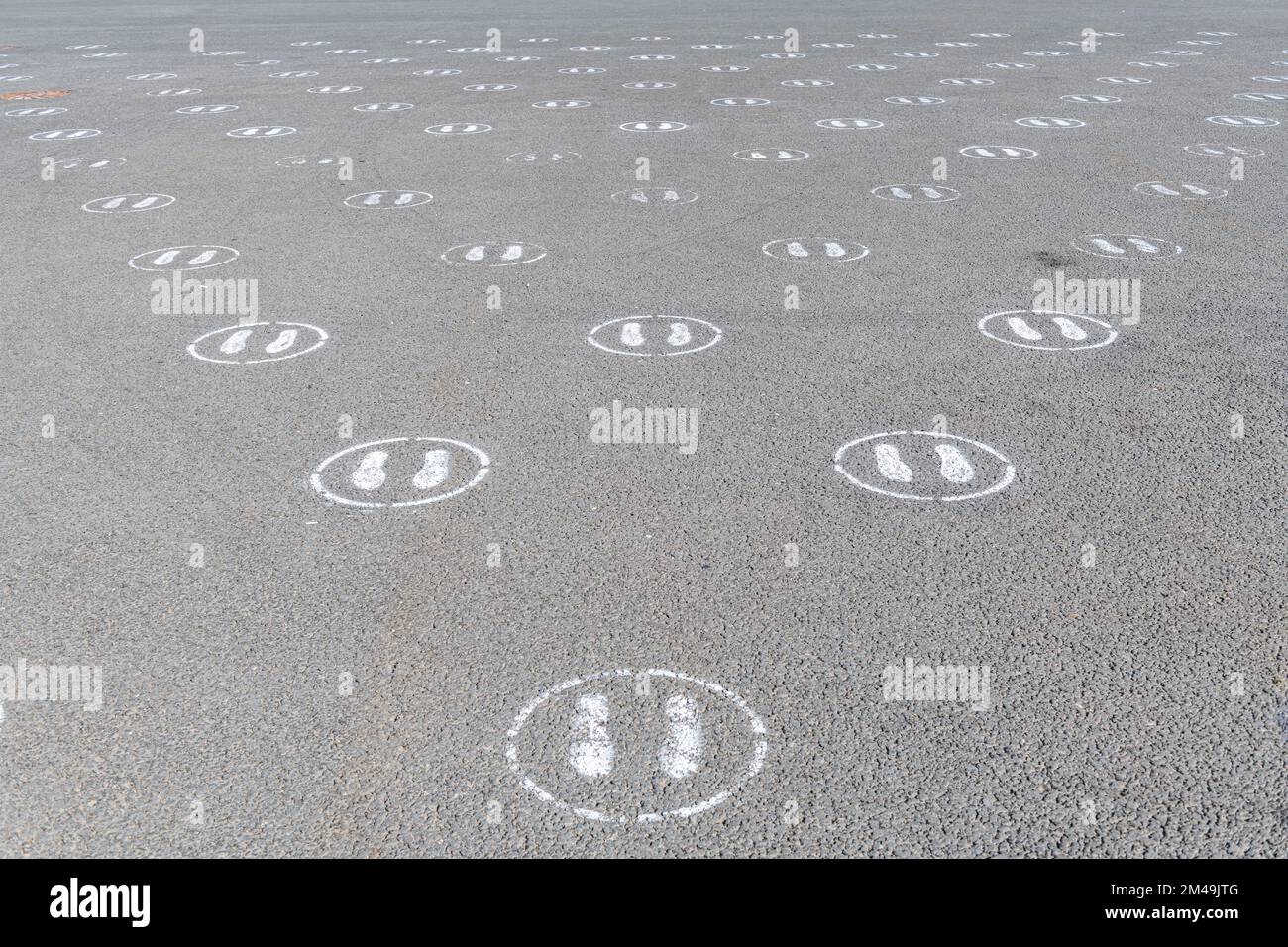 Corona Distanzmarkierung vor Samara Akademische Oper und Balletttheater, Samara, Russland Stockfoto