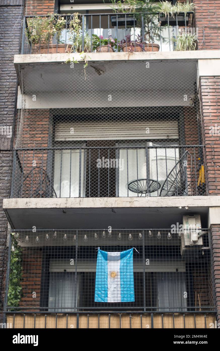 Argentinische Flagge auf dem Balkon in Buenos Aires, Argentinien während der FIFA-Weltmeisterschaft 2022 Stockfoto