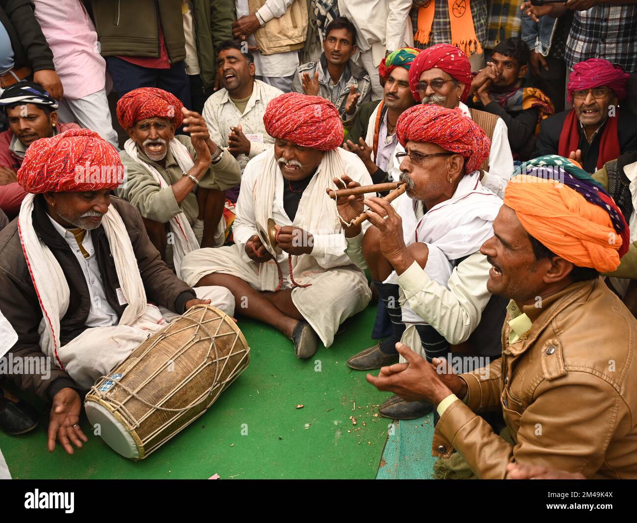 NEU-DELHI, INDIEN - DEZEMBER 19: Bauern tanzen und singen während der „Kisan Garjana Rally“, organisiert von Bharatiya Kisan Sangh für ihre verschiedenen Forderungen auf der Ramlila Maidan am 19. Dezember 2022 in Neu-Delhi, Indien. Tausende Landwirte protestierten unter dem Banner der RSS-verbundenen Bharatiya Kisan Sangh (BKS), um auf eine Rücknahme der GST bei landwirtschaftlichen Erzeugnissen und anderen Forderungen zu drängen, und drohten, ihren Protest zu verstärken, wenn diese nicht erfüllt werden. (Foto: Vipin Kumar/Hindustan Times/Sipa USA) Guthaben: SIPA USA/Alamy Live News Stockfoto