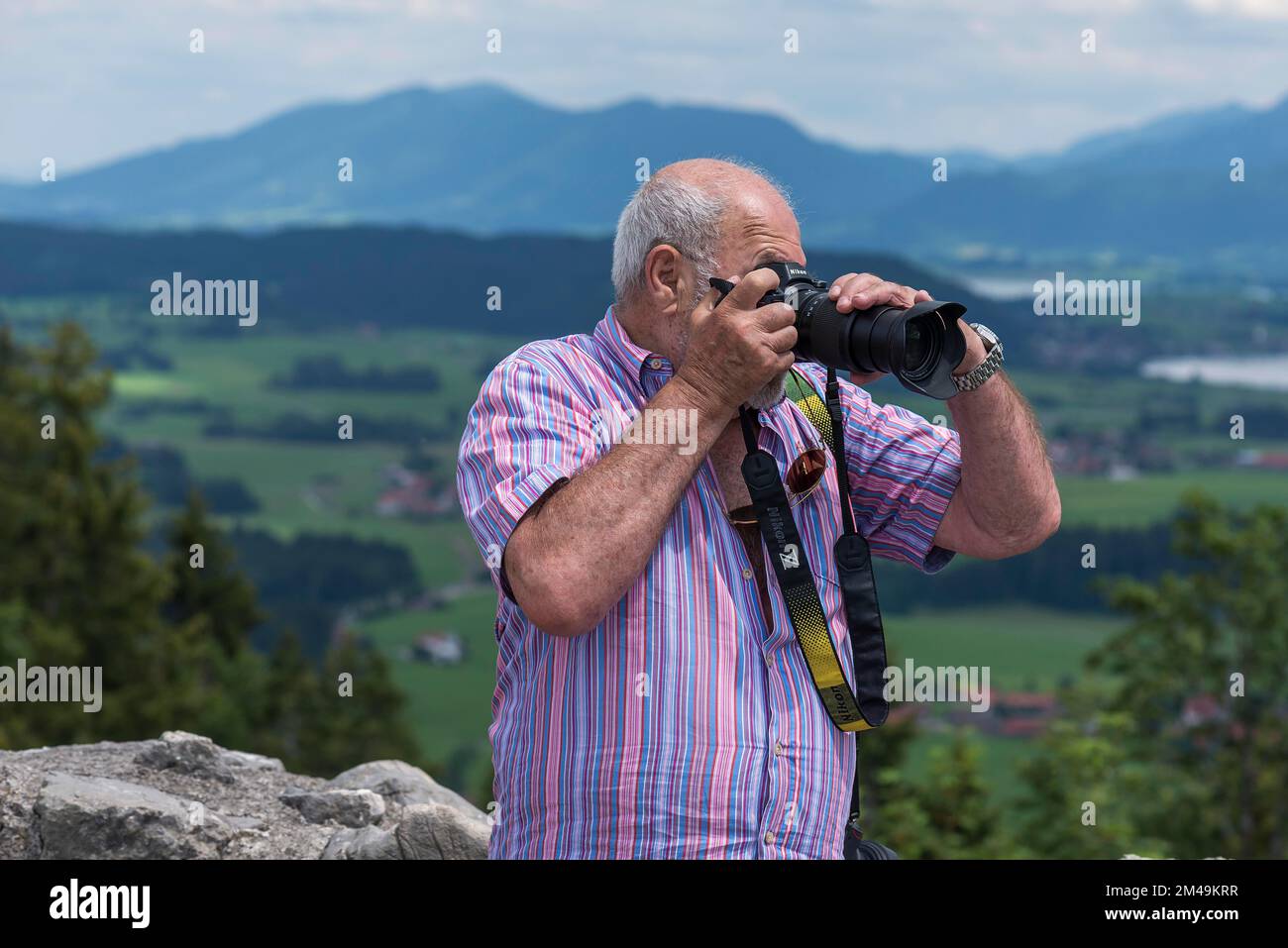 Ein älterer Gentleman, der ein Foto macht, Allgaeu, Bayern, Deutschland Stockfoto