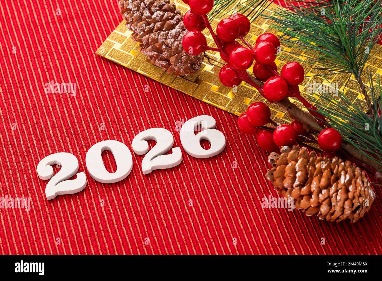 Frohes neues Jahr 2026 - Weiße Holzbriefe auf rotem Hintergrund Stockfoto