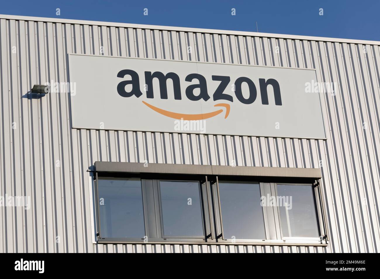 Logo Amazon im Logistikzentrum DNW3 Düsseldorf, Online-Versandunternehmen, Nordrhein-Westfalen, Deutschland Stockfoto