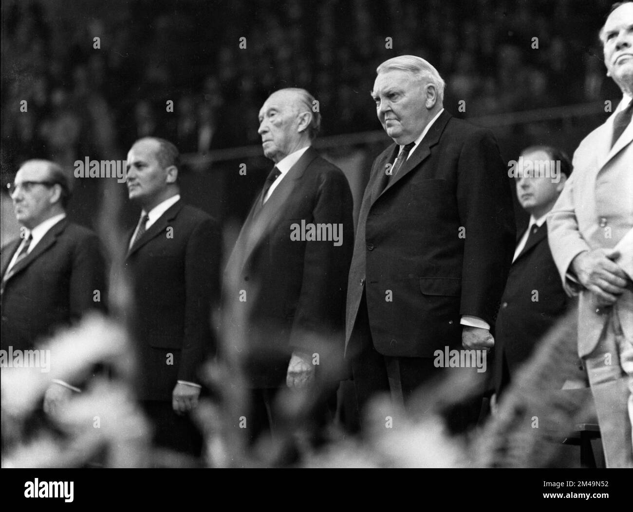 CDU-Wahlkampfveranstaltung in Dortmunds Westfalenhalle 1965. Eugen Gerstenmaier, N. N. Ludwig Ehrhard, Konrad Adenauer, Rainer Barzel, Franz Stockfoto